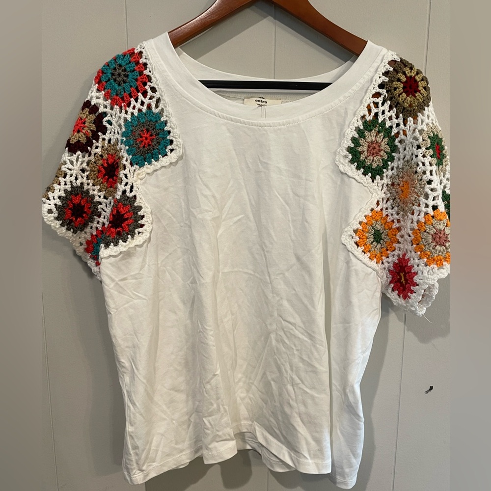 Boutique T-shirt with crocheted sleeves